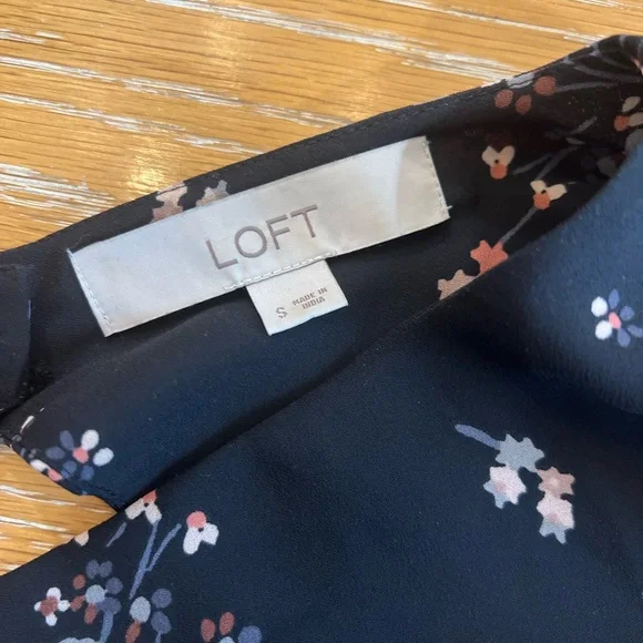 LOFT Black Floral Long-Sleeve Keyhole Back Top - Picture 5 of 6